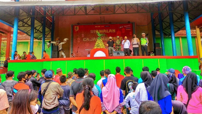 Tradisi Adum Ketupat di Waduk Gajah Mungkur, Minggu (8/5/2022).
