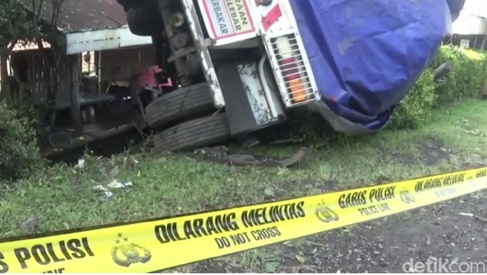 Truk pengangkut BBM terguling di Sukabumi.
