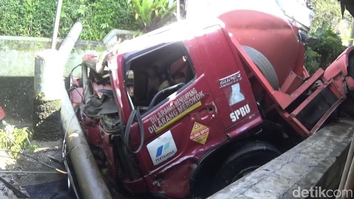 Truk pengangkut BBM terguling di Sukabumi. Truk pengangkut BBM terguling di Sukabumi.