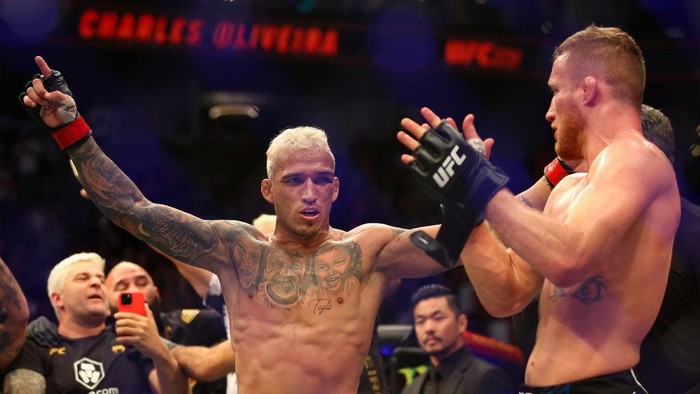 PHOENIX, ARIZONA - MAY 07: Charles Oliveira (L) of Brazil celebrates after his submission victory over Justin Gaethje in their UFC lightweight championship bout during UFC 274 at Footprint Center on May 07, 2022 in Phoenix, Arizona. (Photo by Christian Petersen/Getty Images)
