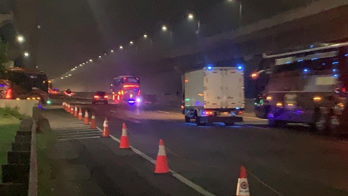 Arus balik Lebaran 2022 masih berlangsung hingga Minggu (8/5/2022) malam. Kondisi lalu lintas (lalin) kendaraan yang mengarah ke Jakarta terpantau lancar di Tol Cikampek.