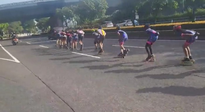 Viral rombongan main sepatu roda di tengah jalan raya