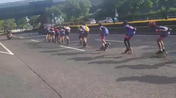 Viral rombongan main sepatu roda di tengah jalan raya