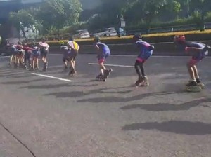 Rombongan Pesepatu Roda Beraksi di Jalan Raya, Bisa Ditilang?