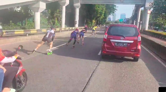 Viral Rombongan Pemain Sepatu Roda di Jalan Raya