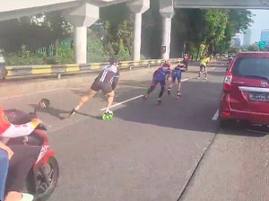 Viral Rombongan Pesepatu Roda Latihan di Jalan Raya, Penuhi Lajur Tengah