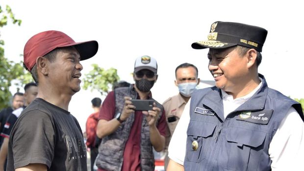 Wagub Jabar Uu Ruzhanul Ulum (kanan) di Pangandaran.