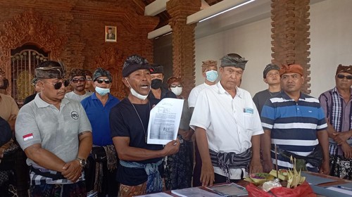 Warga Desa Adat Serangan menyampaikan keberatan soal belum diumumkannya tersangka dalam perkara dugaan tindak pidana korupsi di LPD Desa Adat Serangan oleh Kejari Denpasar.