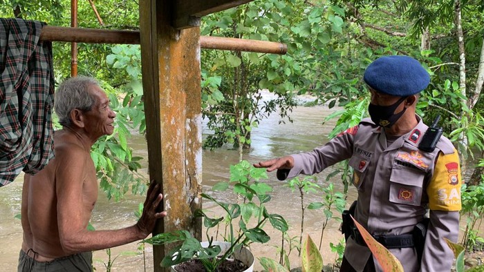 Warga terdampak banjir di Bone diimbau mengungsi ke tempat aman.