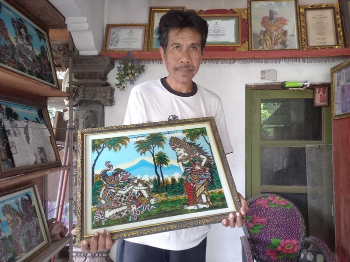 Wayan Arnawa salah satu pelukis wayang kaca di Desa Nagasepaha sekaligus cucu mendiang Maestro Jero Dalang Diah.