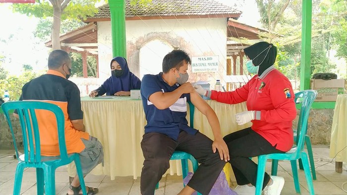 Wisatawan di Pemandian Tawun Ngawi Antusias Vaksin Booster