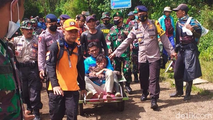 Wisatawan yang sempat dilaporkan hilang ditemukan selamat di puncak Kawah Ijen.