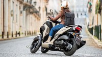 Di sektor sasis, Yamaha memberikan sedikit revisi pada bagian tata letak serta poros kemudinya. Tricity yang mengusung sistem kemudi LMW Ackermann atau yang sama dengan kepunyaan Yamaha NIKEN, kini menggunakan desain baru di bagian roda depan yang diklaim lebih natural pengendaliannya. Foto: Yamaha Motor Europe