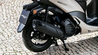 Selain mesin yang lebih ramah emisi, Tricity juga mengusung Starter Generator Control Unit (SGCU) yang diklaim membuat fungsi kelistrikan serta elektronik dari mesin kian optimal. Yamaha bahkan mengklaim, dengan teknologi ini pengiriman bahan bakar, pembangkit listrik motor, hingga sistem Start & Stop-nya dapat lebih ramah lingkungan. Foto: Yamaha Motor Europe