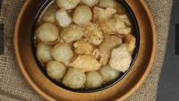 Atta Halilintar memiliki bisnis makanan bernama Ashiaaap. Salah satu menunya, cilok kuah bandung yang dibanderol Rp 18.750 per kemasan. Di dalamnya sudah termasuk bumbu khas Bandung, bubuk cabe, siomay, dan batagor. Foto: Asihaaap.id