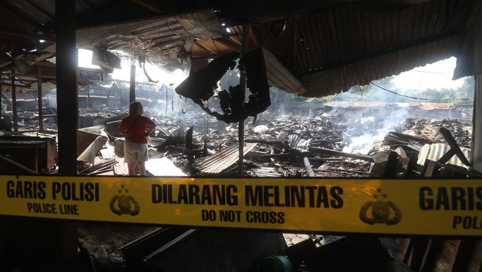 35 Lapak di Pasar Tradisional Kediri Hangus Terbakar Seorang pedagang menyiram lapaknya yang hangus terbakar di Pasar Ngadiluwih, Kediri, Jawa Timur, Senin (9/5/2022). Pemerintah daerah Kediri akan merelokasi sedikitnya 100 pedagang pasar tradisional Ngadiluwih usai kebakaran yang menghanguskan 35 lapak dan kios pada Minggu sore (8/5/2022). ANTARA FOTO/Prasetia Fauzani/rwa.