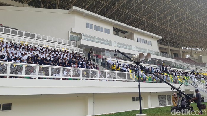 Abuya Muhtadi memimpin doa bersama sebelum peresmian Banten Internasional Stadium (BIS)