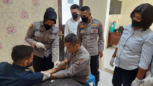 AKBP dr Edi Hasibuan saat mengambil sampel darah dari Berto Nau disaksikan Kasat Reskrim, Iptu Helmi Wildan dan penyidik Satreskrim Polres TTS Senin (9/5/2022).