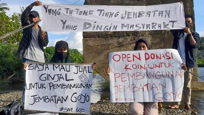Aksi protes warga yang mendesak pembangunan Jembatan Goyo di Sulut.