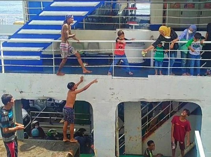 Aktivitas anak logam di Pelabuhan Gilimanuk, Jembrana, Bali
