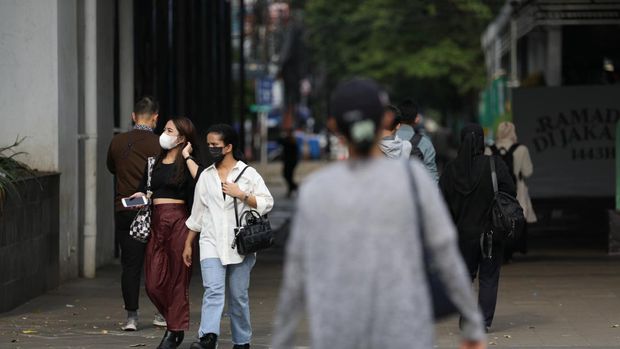 Aktivitas Warga Saat PPKM Diperpanjang. (CNBC Indonesia/Tri Susilo)