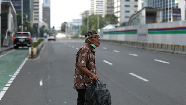 Aktivitas Warga Saat PPKM Diperpanjang. (CNBC Indonesia/Tri Susilo)