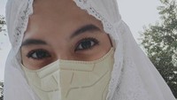 Alyssa Soebandono selfie saat salat Idul Fitri, meski tertutup masker dari sorot matanya terlihat istri Dude Harlino itu tersenyum. Foto: dok. Instagram Alyssa Soebandono