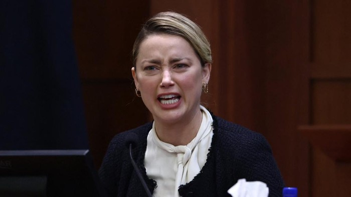 Amber Heard di persidangan melawan Johnny Depp. Foto: AFP/JIM LO SCALZO Amber Heard di persidangan melawan Johnny Depp. Foto: AFP/JIM LO SCALZO