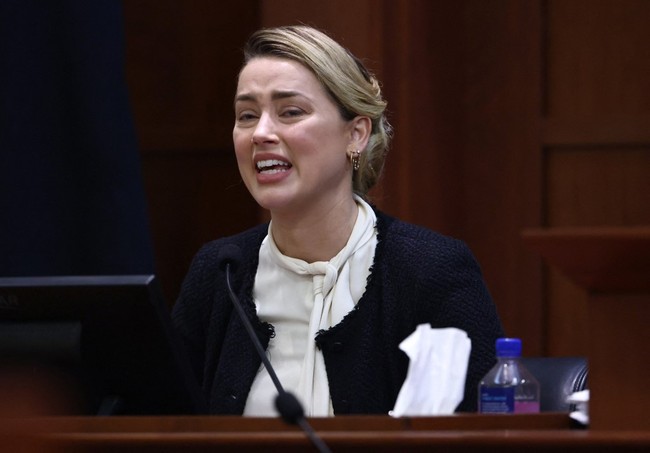 Saat berada di rumah penginapan malam harinya, keduanya terlibat argumen sengit dan berdasarkan keterangan Amber Heard, Depp sedang minum alkohol dan kemudian mendorongnya ke arah kulkas sambil menekan lehernya. Foto: AFP/JIM LO SCALZO