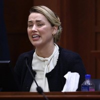 Saat berada di rumah penginapan malam harinya, keduanya terlibat argumen sengit dan berdasarkan keterangan Amber Heard, Depp sedang minum alkohol dan kemudian mendorongnya ke arah kulkas sambil menekan lehernya. Foto: AFP/JIM LO SCALZO