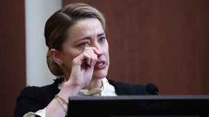 Foto Amber Heard Berkali-kali Nangis di Sidang, Tetap Tak Menang