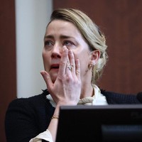 Saat itulah Depp disebut Amber merobek gaun yang dia kenakan, dan dalam kondisi tanpa busana, melempar tubuhnya ke meja ping-pong lalu memasukkan botol ke dalam vaginanya. Foto: AFP/JIM LO SCALZO