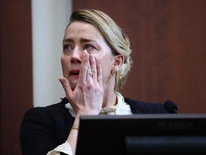 Amber Heard Tegaskan Tak Buang Kotoran di Kasur Johnny Depp, Ini Buktinya