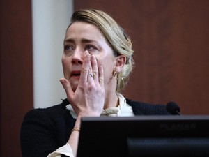 Amber Heard Tegaskan Tak Buang Kotoran di Kasur Johnny Depp, Ini Buktinya