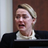 Setelah bebas dari cengkeraman Depp, Amber naik ke atas untuk berganti pakaian dan mengenakan gaun malam. Saat kembali turun, mantan suaminya tersebut masih terbangun. Aktris 36 tahun tersebut kemudian menawarinya makan, namun Depp yang masih terbawa emosi memulai lagi pertengkaran dengan melempar botol ke arahnya. Foto: AFP/JIM LO SCALZO