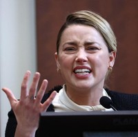 “Saya sangat takut. Saya baru saja menikah dengannya,” kata Amber, yang juga mengklaim bahwa beberapa bulan setelah kejadian tersebut, Johnny Depp mematahkan hidungnya dan menjambak rambutnya hingga rontok. Foto: AFP/JIM LO SCALZO
