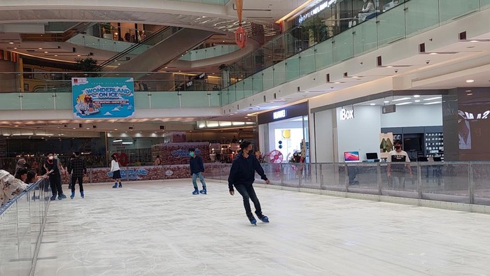 Anak-anak hingga orang dewasa pun banyak yang bermain ice skating