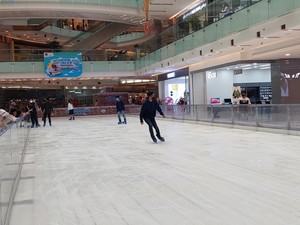 Keseruan Akhir Libur Lebaran dengan Bermain Ice Skating-Snowplay di Surabaya