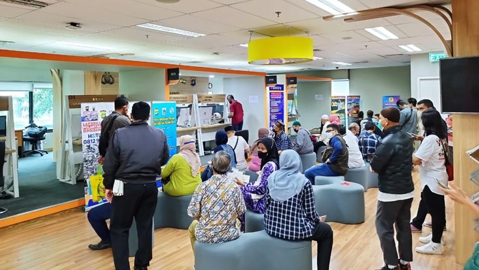 Antrian di Mal Pelayanan Publik