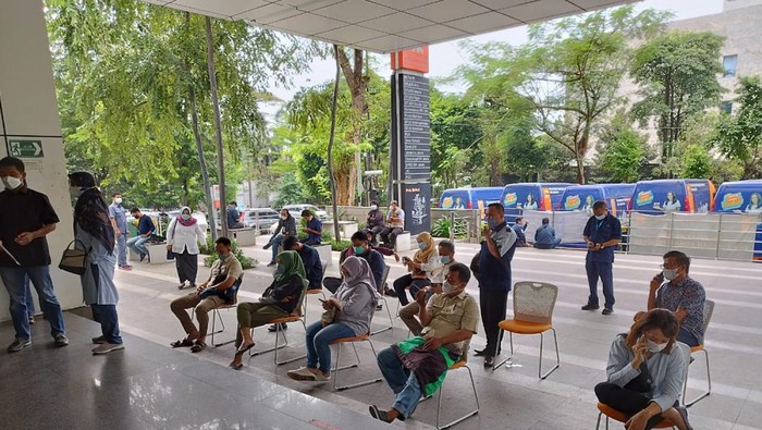 Antrian di Mal Pelayanan Publik