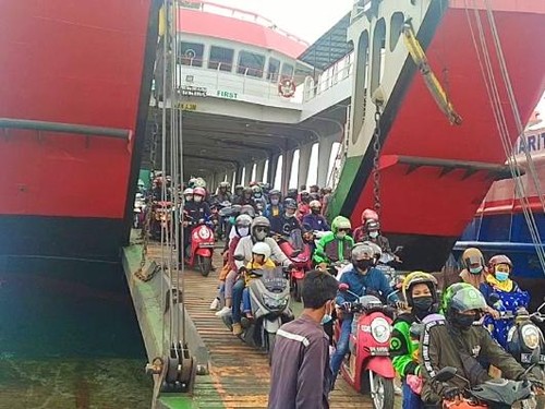 Arus balik pemudik yang baru keluar dari kapal motor penumpang (KMP) saat sandar di Pelabuhan Gilimanuk Bali, Senin (9/5/2022)