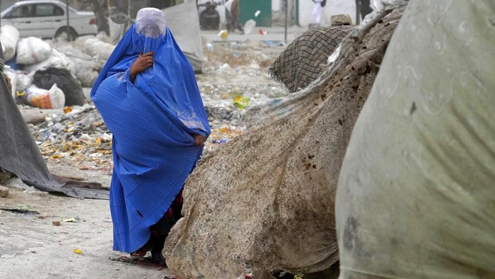Aturan Burqa untuk Wanita Afghanistan Berpotensi Kecaman untuk Taliban A woman wearing a burka walks through a bird market as she holds her child, in downtown Kabul, Afghanistan, Sunday, May 8, 2022. Afghanistanβs Taliban rulers on Saturday ordered all Afghan women to wear head-to-toe clothing in public β a sharp, hard-line pivot that confirmed the worst fears of rights activists and was bound to further complicate Taliban dealings with an already distrustful international community. (AP Photo/Ebrahim Noroozi)