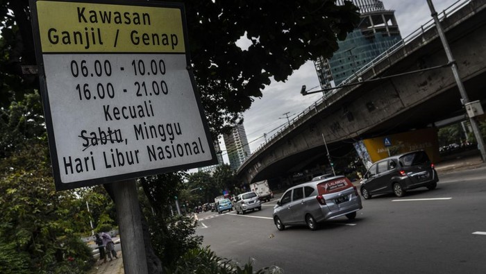 Kendaraan melintas di Jalan Letjen S Parman, Jakarta, Jumat (29/4/2022). Ditlantas Polda Meto Jaya meniadakan aturan ganjil genap di 13 ruas jalan Ibu Kota mulai 29 April hingga 6 Mei 2022 atau selama masa libur dan cuti bersama Lebaran 2022. ANTARA FOTO/Aprillio Akbar/nz