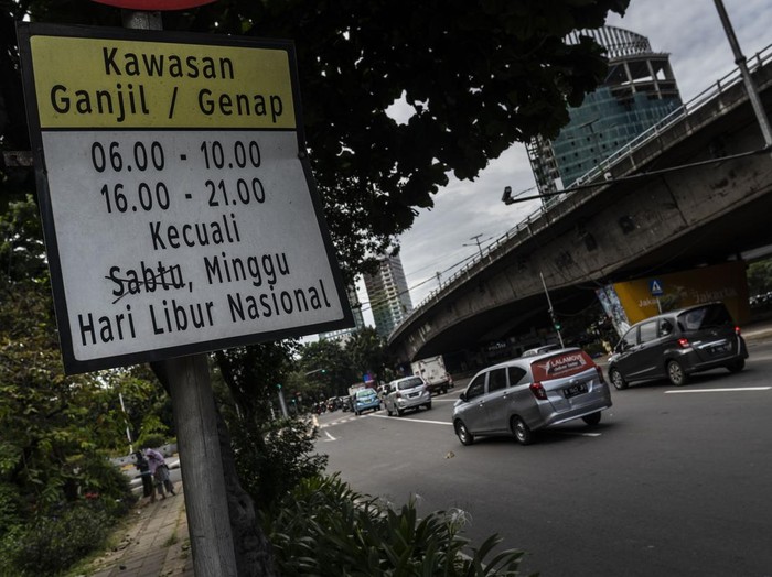 Kendaraan melintas di Jalan Letjen S Parman, Jakarta, Jumat (29/4/2022). Ditlantas Polda Meto Jaya meniadakan aturan ganjil genap di 13 ruas jalan Ibu Kota mulai 29 April hingga 6 Mei 2022 atau selama masa libur dan cuti bersama Lebaran 2022. ANTARA FOTO/Aprillio Akbar/nz