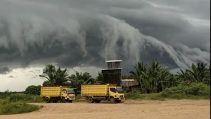 Awan hitam berbentuk ombak di langit Kabupaten Kutai Kartanegara (Kukar), Kalimantan Timur (Kaltim) menghebohkan warga.