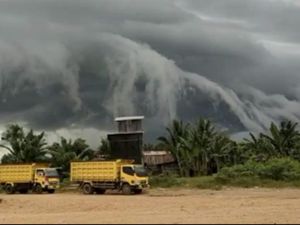 Viral Awan Hitam Berbentuk Ombak di Langit Kukar, BMKG Beri Penjelasan