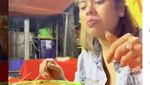 Gaya Ayu Wisya saat Makan Nasi Padang Ini Bikin Ngiler