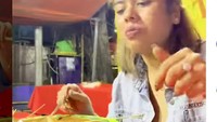 Tak hanya nasi Padang saja, seleb TikTok yang ramai disebut netizen sebagai calon ibu tiri Mayang ini juga doyan makanan Padang lainnya. Salah satunya ada sate Padang. Foto: Instagram @ayuwisya