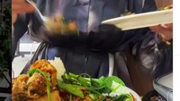Begitu pun dengan lauk, ia juga memiliki favorit. Terlihat di video-vdieo TikToknya ia sering memesamn dendeng dan telur balado. Foto: Instagram @ayuwisya