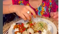 Dan tak lupa, ketika makan nasi Padang Ayu Wisya selalu menyediakan kerupuk. Baginya kurang lengkap makan nasi tanpa kerupuk yang renyah.  Foto: Instagram @ayuwisya